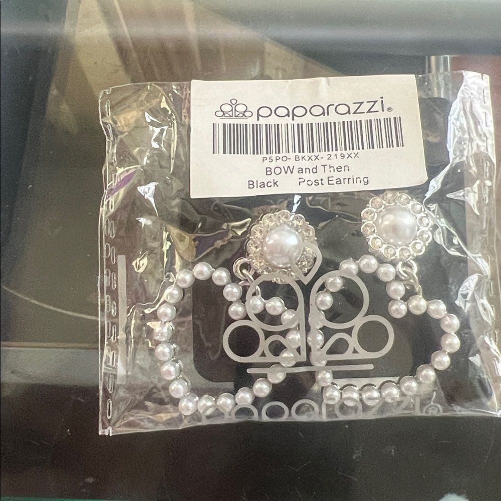 Paparazzi White Pearl Heart Earrings